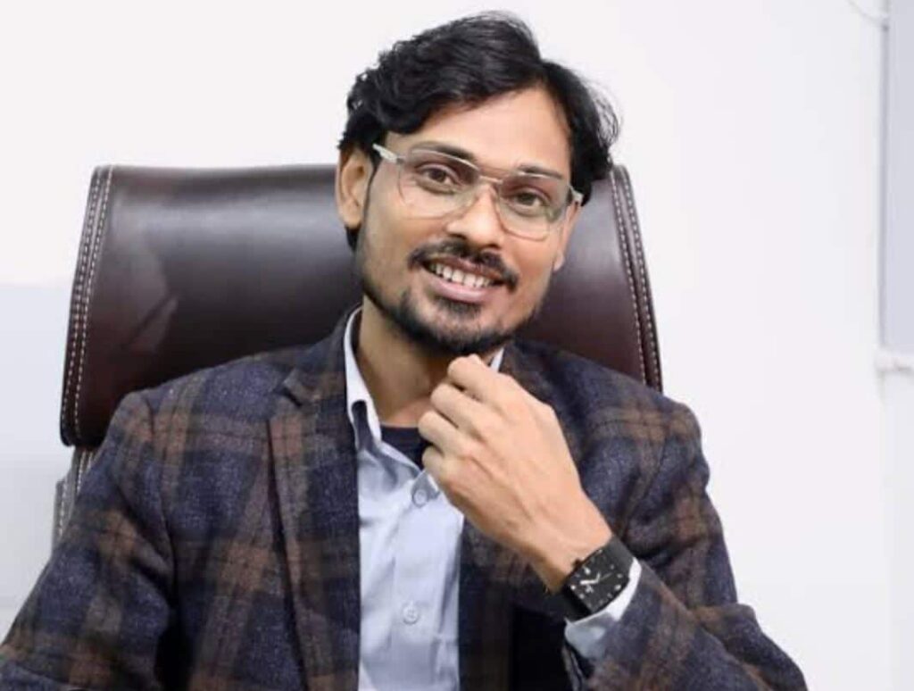 Dilkhush Kumar: A Bihar Rickshawala Became A Crorepati! Only A 12th Pass, But Employs IIT, IIM Passouts - Mindblowing Story