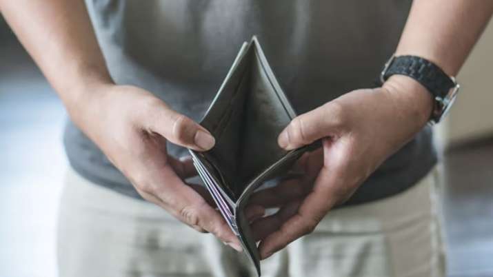 कमाने के बाद भी जेब में नहीं टिक रहा पैसा, अगर हो गए हैं मनी डिसॉर्डर के शिकार तो इस तरह करें सुधार