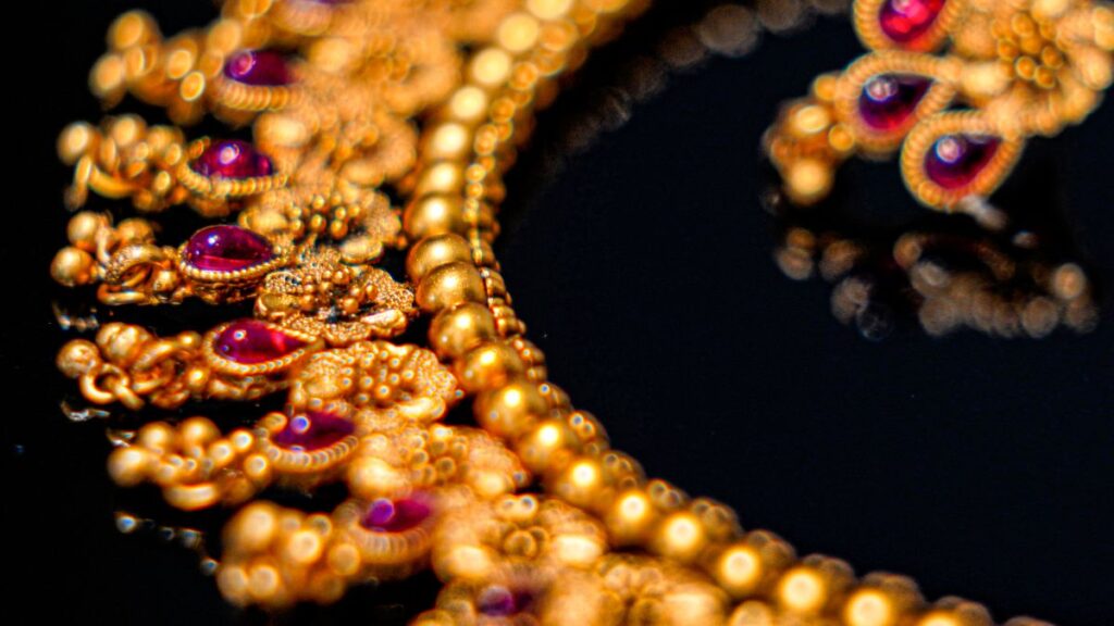 Gold Rate: सोना हुआ महंगा चांदी की कीमतों में भी 800 रुपये का भारी उछाल, जानिए क्या हैं आज के भाव