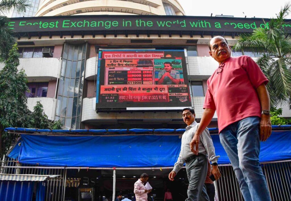 सपाट शुरुआत के बाद Stock Market में ​गहराई गिरावट, Sensex 160 अंक टूटा Nifty भी लाल, आज इन शेयरों में मिलेंगे कमाई के मौके