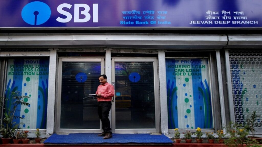 SBI की लोन रिकवरी में अनोखी पहल, फोन न उठाने पर कस्टमर के घर चॉकलेट भेज दिला रहे EMI की याद