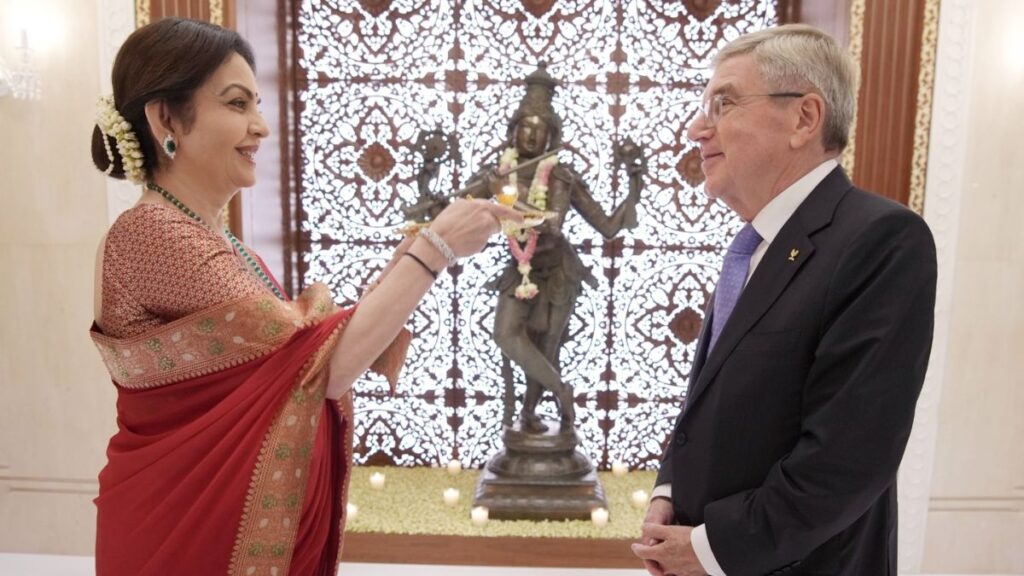 IOC प्रेसीडेंट थॉमस बाच पहुंचे मुकेश अंबानी के एंटीलिया, नीता अंबानी ने आरती उतार कर किया स्वागत