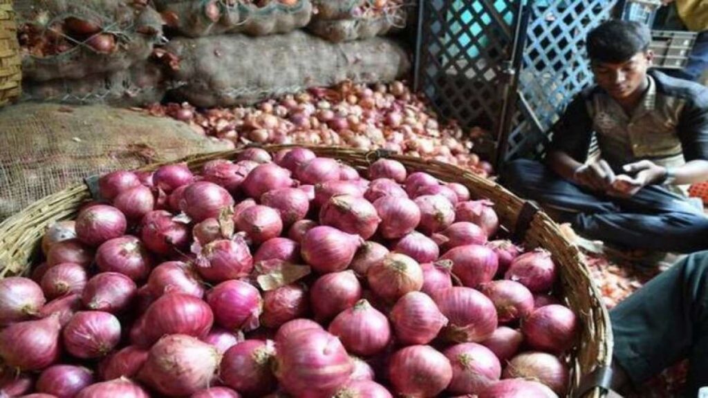 Onion Price Today: त्योहार से ठीक पहले फिर रुलाने लगा प्याज, दिल्ली में 80 रुपये प्रतिकिलो तक पहुंची कीमत