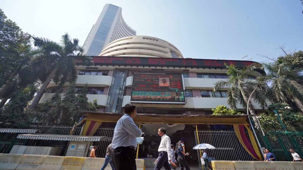 Stock Market: शेयर बाजार भारी गिरावट के साथ खुला, सेंसेक्स 318 अंक टूटा, निफ्टी 19025 के आस-पास
