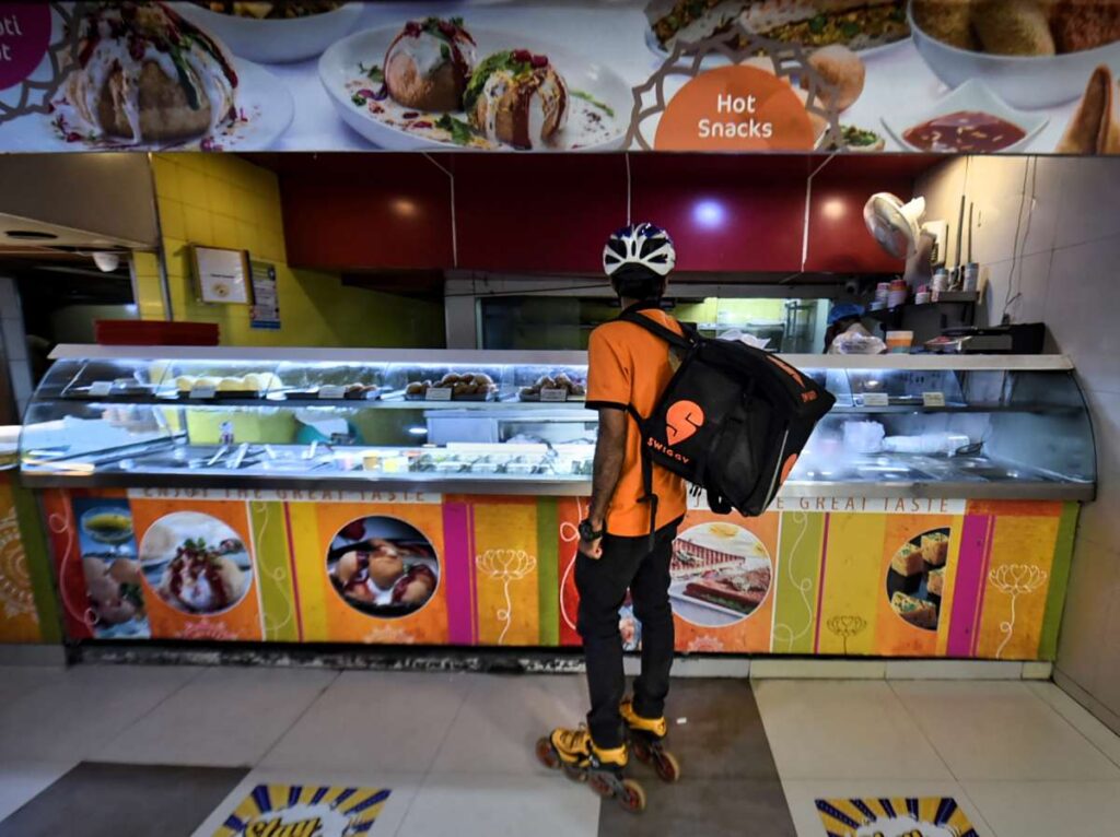 Zomato के बाद अब स्विगी से भी खाना मंगाना महंगा हुआ, कंपनी ने डिलीवरी शुल्क बढ़ाकर इतना किया