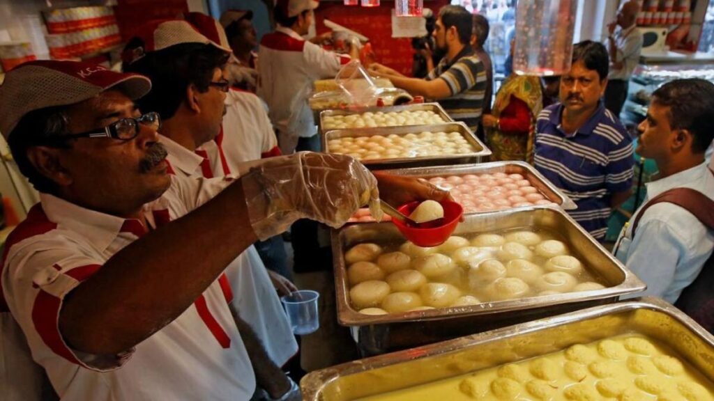 दिवाली के दौरान बनाई मिलावट वाली मिठाई तो धर दबोचेगा FSSAI, मिठाइयों की बढ़ाई निगरानी