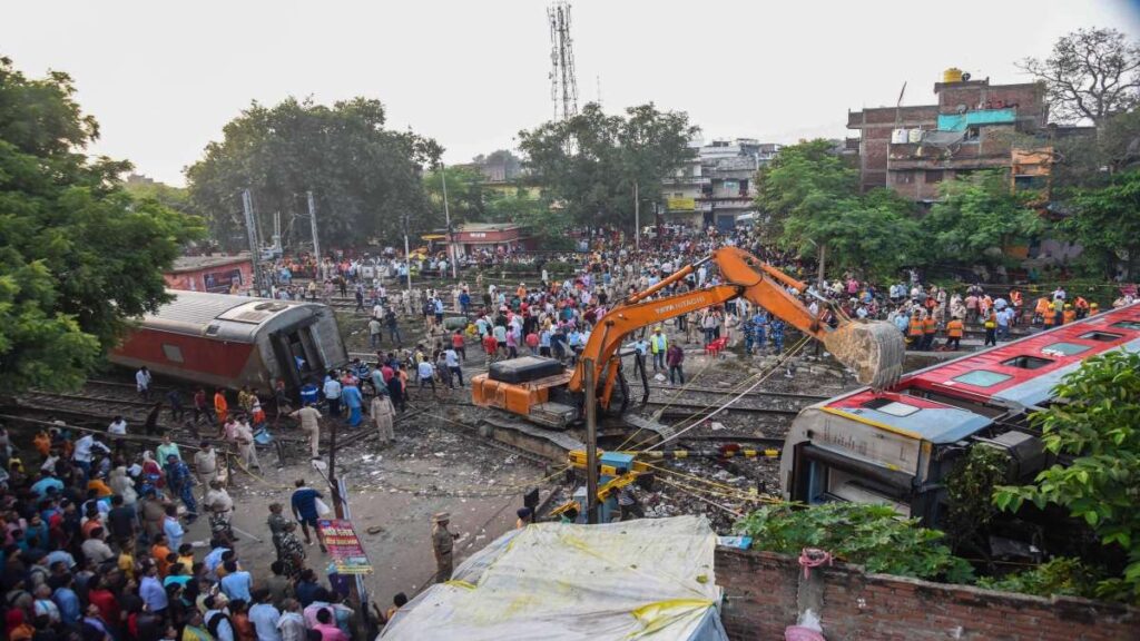 बक्सर जैसे रेल हादसे के समय काम आएगा 35 पैसे में खरीदा इंश्योरेंस, मिलेगा ₹10 लाख तक का कवर और ये फायदे
