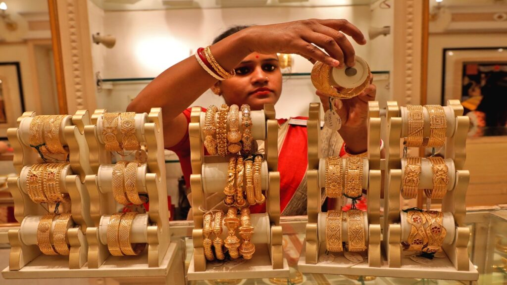 Gold Rate today: धनतेरस से दो दिन पहले सोना-चांदी और हो गया सस्ता, जानें प्रति 10 ग्राम गोल्ड रेट