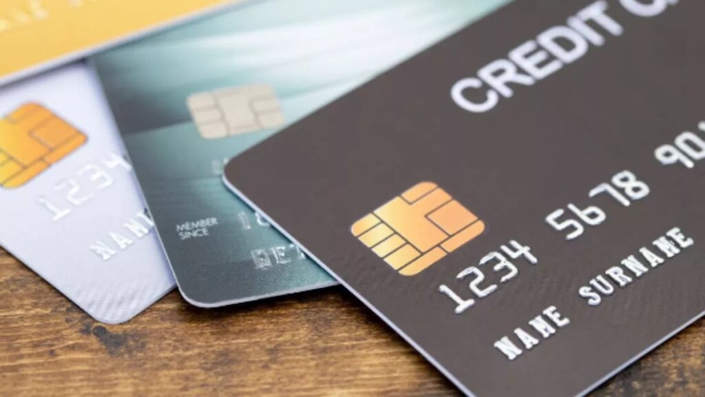 HDFC Bank ने इस क्रेडिट कार्ड से एयरपोर्ट लाउंज एक्सेस पर लगाई लिमिट, खर्च करने होंगे इतने रुपये