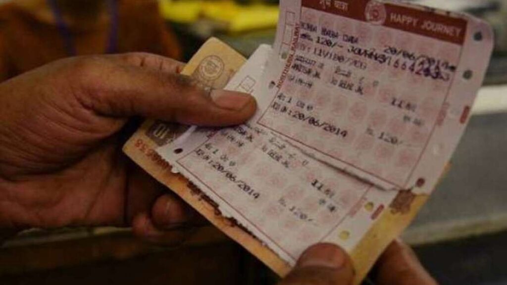 IRCTC: रेलवे टिकट पर बचाना चाहते हैं पैसे, ये क्रेडिट कार्ड आएंगे काम