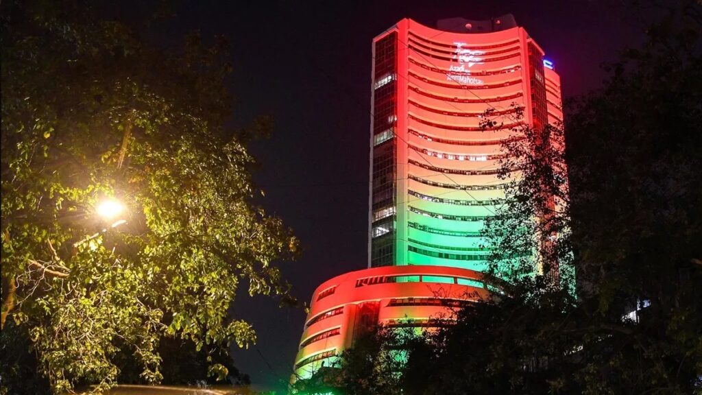 Stock Market: दिवाली के अगले दिन गिरावट के साथ खुला शेयर बाजार; सेंसेक्स 65,000 के नीचे फिसला