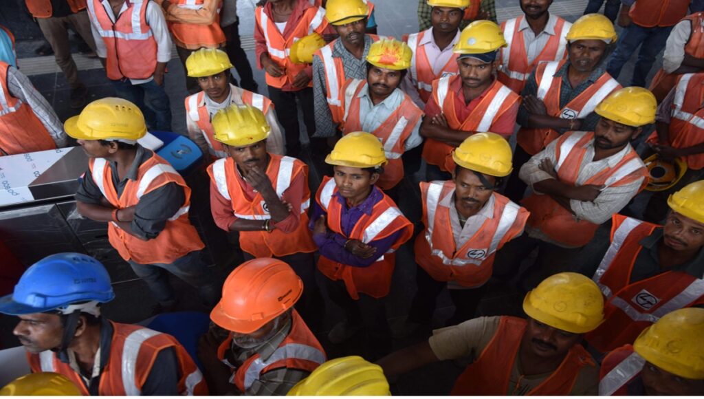 मजदूरों के हित में मोदी सरकार ने लिया बड़ा फैसला, श्रमिकों के हक की रक्षा के लिए मिलेगा यह कार्ड