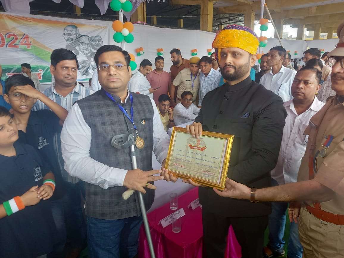 सामाजिक कार्यों के एवज में अदाणी फाउंडेशन हो रहा है